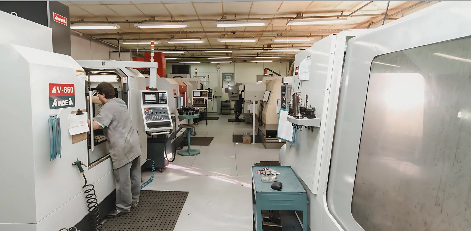 Parque de máquinas CNC — usinagem de precisão